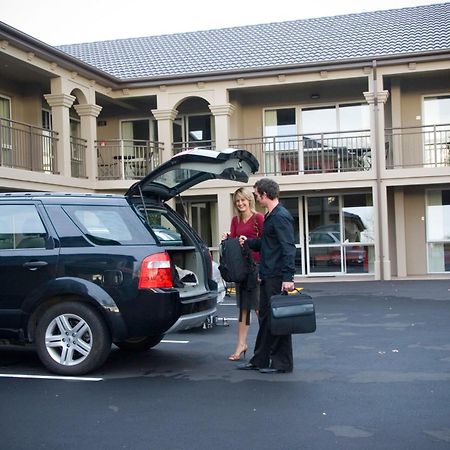 Salerno Motel Apartments Christchurch Eksteriør bilde A hotel porter assisting a guest