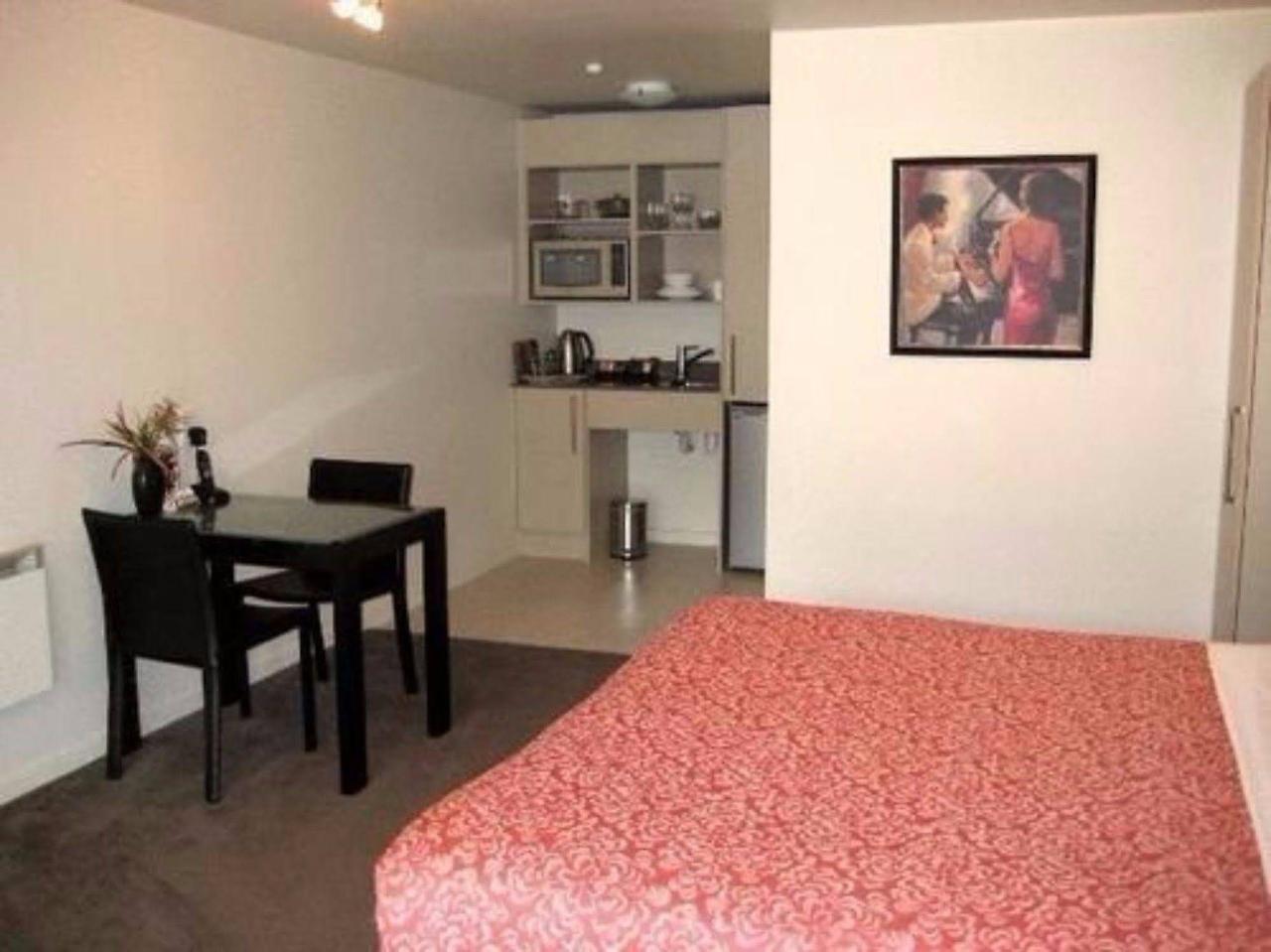 Salerno Motel Apartments Christchurch Eksteriør bilde A studio apartment in New Zealand