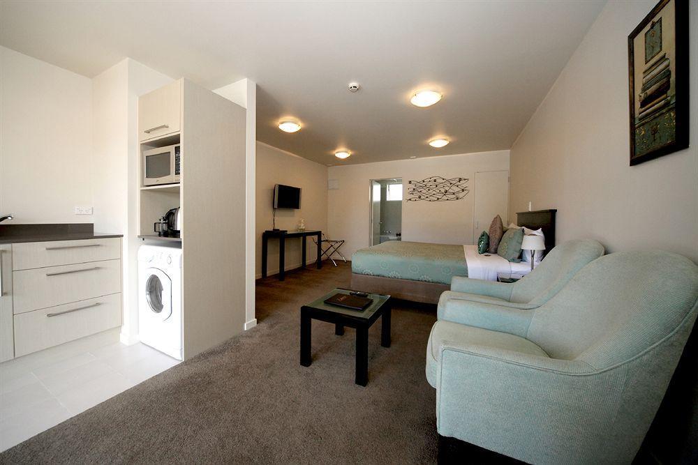 Salerno Motel Apartments Christchurch Eksteriør bilde A studio apartment