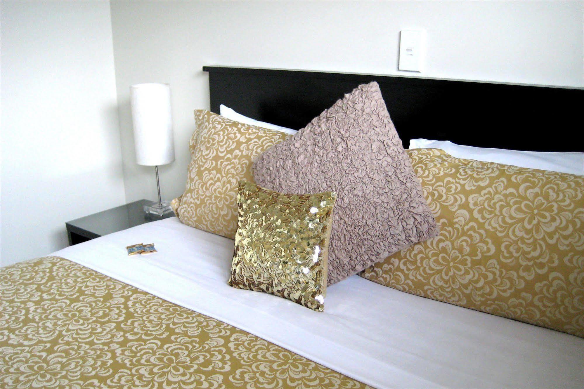 Salerno Motel Apartments Christchurch Eksteriør bilde Sequin pillows