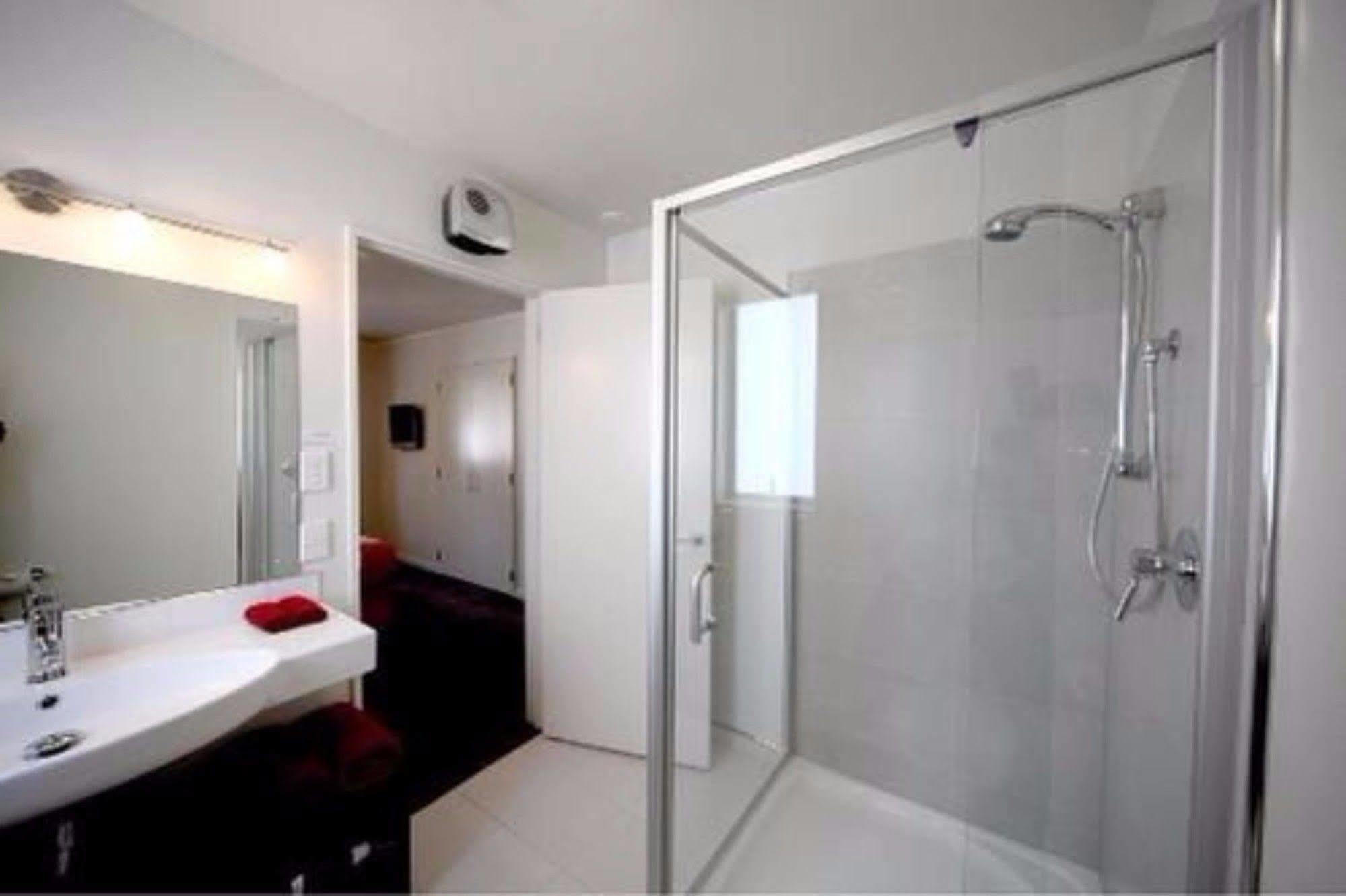 Salerno Motel Apartments Christchurch Eksteriør bilde A shower cubicle