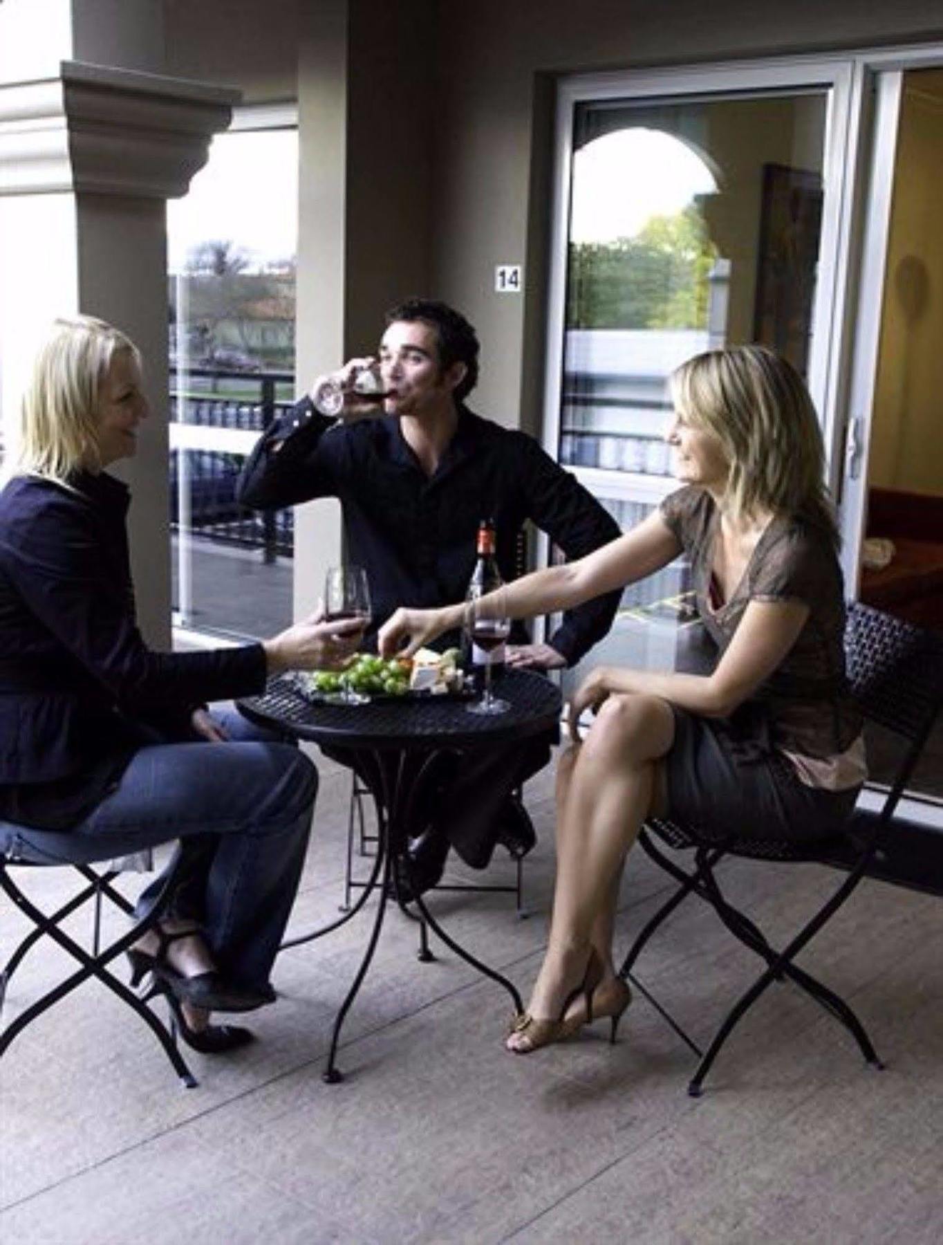 Salerno Motel Apartments Christchurch Eksteriør bilde A wine tasting