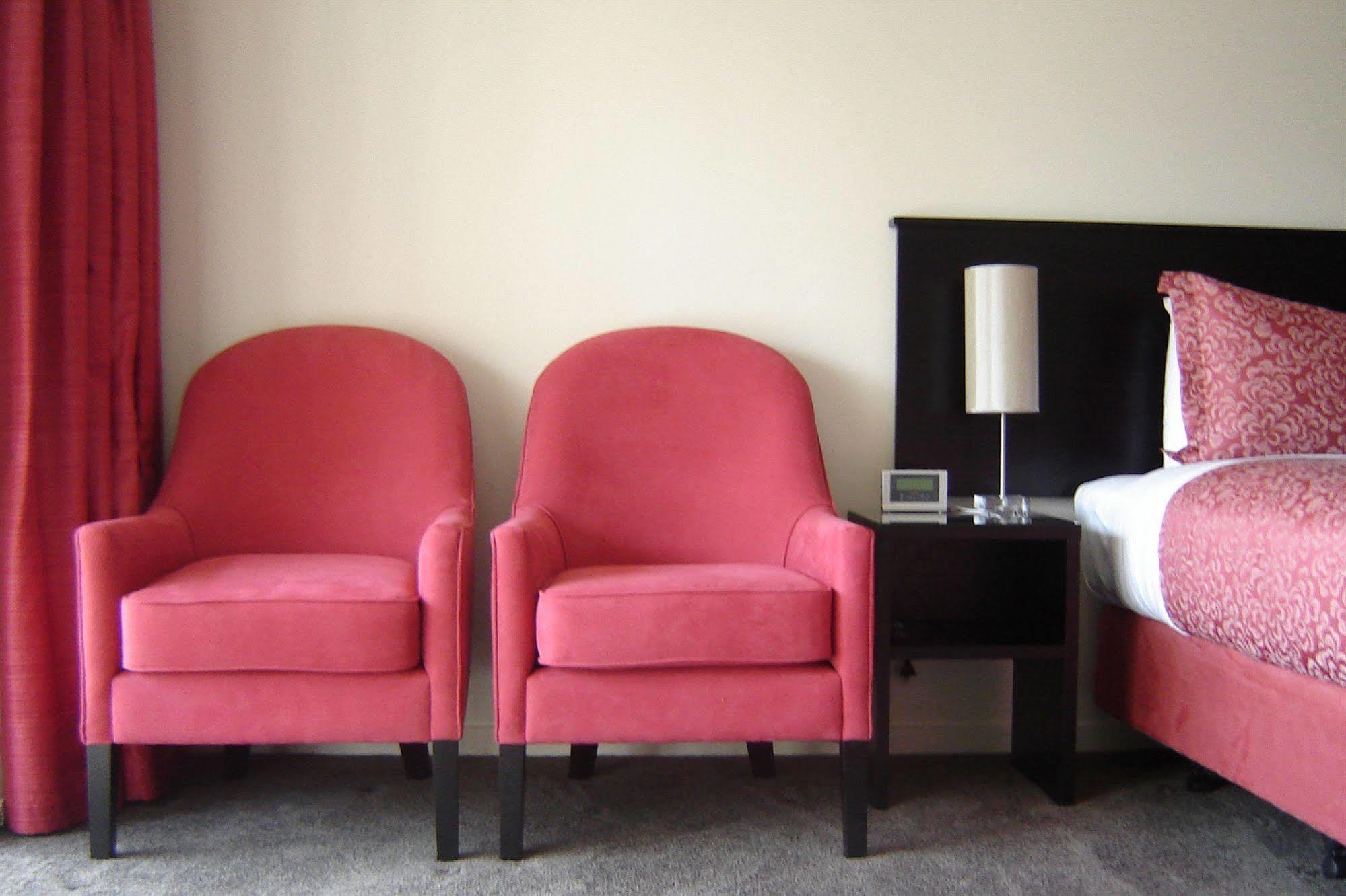 Salerno Motel Apartments Christchurch Eksteriør bilde A pair of club chairs