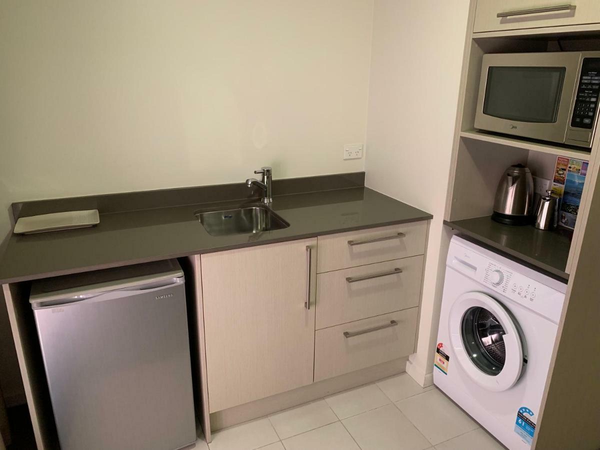 Salerno Motel Apartments Christchurch Eksteriør bilde A kitchenette in a student apartment