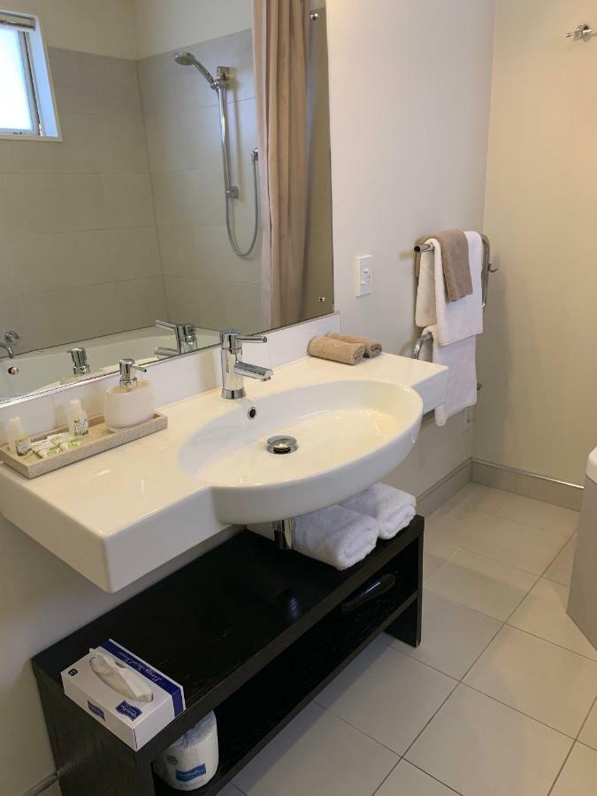 Salerno Motel Apartments Christchurch Eksteriør bilde Bathroom in a hotel