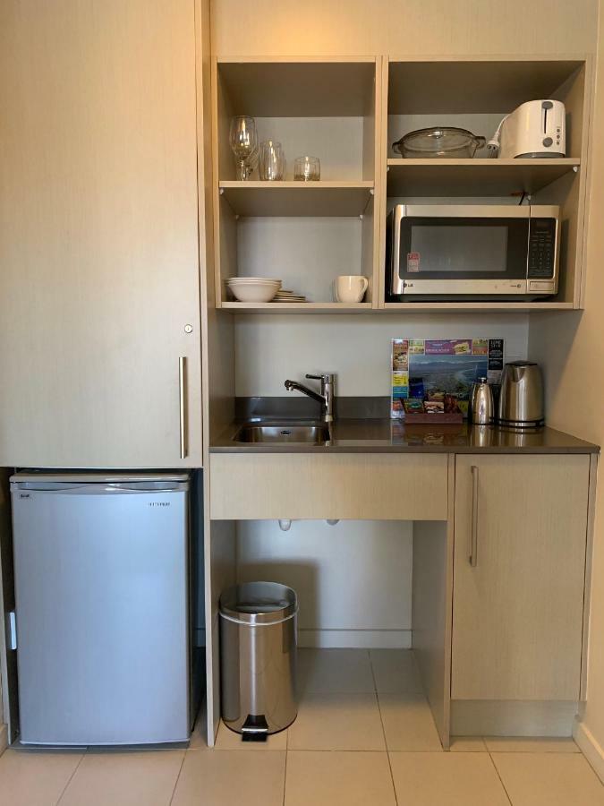 Salerno Motel Apartments Christchurch Eksteriør bilde A kitchenette in a hotel room