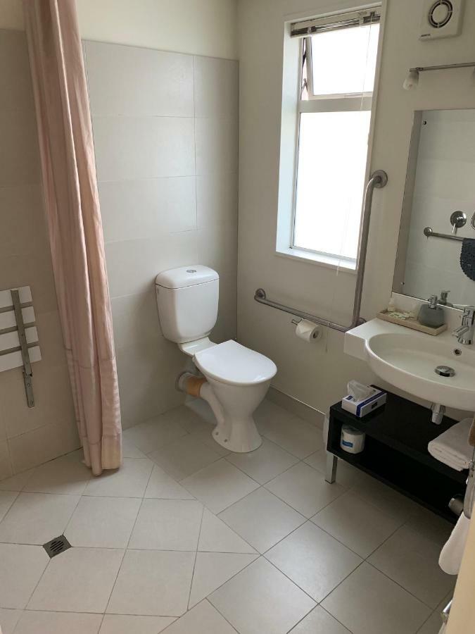 Salerno Motel Apartments Christchurch Eksteriør bilde A modern bathroom in a hotel