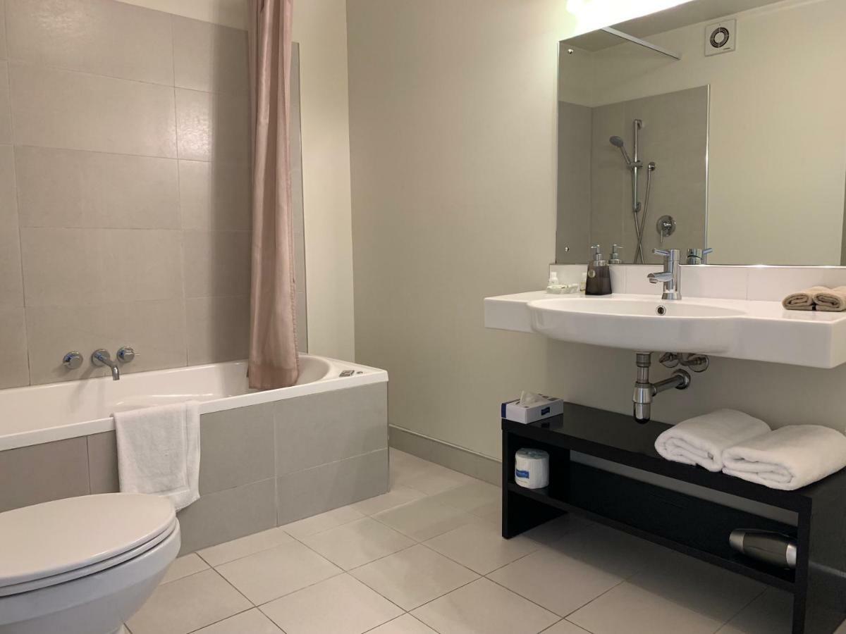 Salerno Motel Apartments Christchurch Eksteriør bilde Bathroom in a hotel