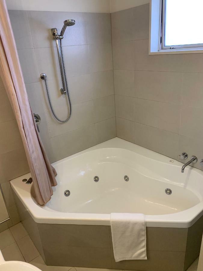 Salerno Motel Apartments Christchurch Eksteriør bilde A shower curtain in a bathtub